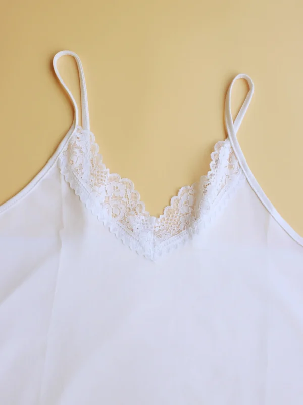 Une pièce de pyjama pour femme. C'est un pyjama camisole à la mode, élégant et sexy avec des garnitures en dentelle. C'est une robe unie,