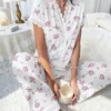 Ensemble pyjama 2 pièces en dentelle pour femmes, haut à manches courtes avec boutons sur le devant et pantalon pleine longueur, imprimé cerise, vêtements de nuit, vêtements de maison