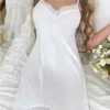 Une pièce de pyjama pour femme. C'est un pyjama camisole à la mode, élégant et sexy avec des garnitures en dentelle. C'est une robe unie,