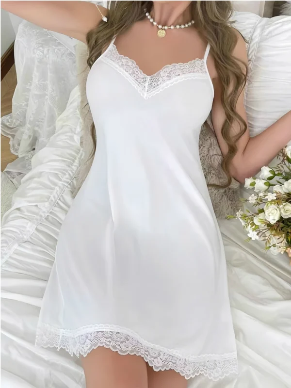 Une pièce de pyjama pour femme. C'est un pyjama camisole à la mode, élégant et sexy avec des garnitures en dentelle. C'est une robe unie,