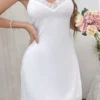 Une pièce de pyjama pour femme. C'est un pyjama camisole à la mode, élégant et sexy avec des garnitures en dentelle. C'est une robe unie,