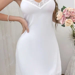 Une pièce de pyjama pour femme. C'est un pyjama camisole à la mode, élégant et sexy avec des garnitures en dentelle. C'est une robe unie,