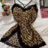 Chemise de nuit en Satin de soie pour femmes, sans manches, col en V, léopard, garniture en dentelle, fente latérale, vêtements de maison, robe de pyjama en tissu