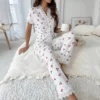 Ensemble pyjama 2 pièces en dentelle pour femmes, haut à manches courtes avec boutons sur le devant et pantalon pleine longueur, imprimé cerise, vêtements de nuit, vêtements de maison