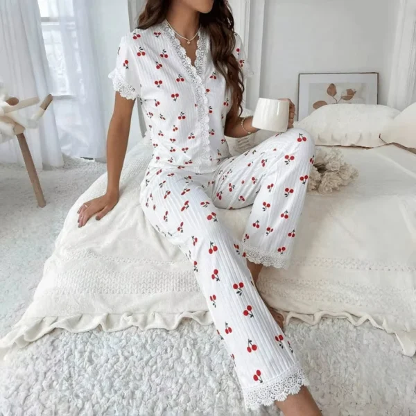 Ensemble pyjama 2 pièces en dentelle pour femmes, haut à manches courtes avec boutons sur le devant et pantalon pleine longueur, imprimé cerise, vêtements de nuit, vêtements de maison